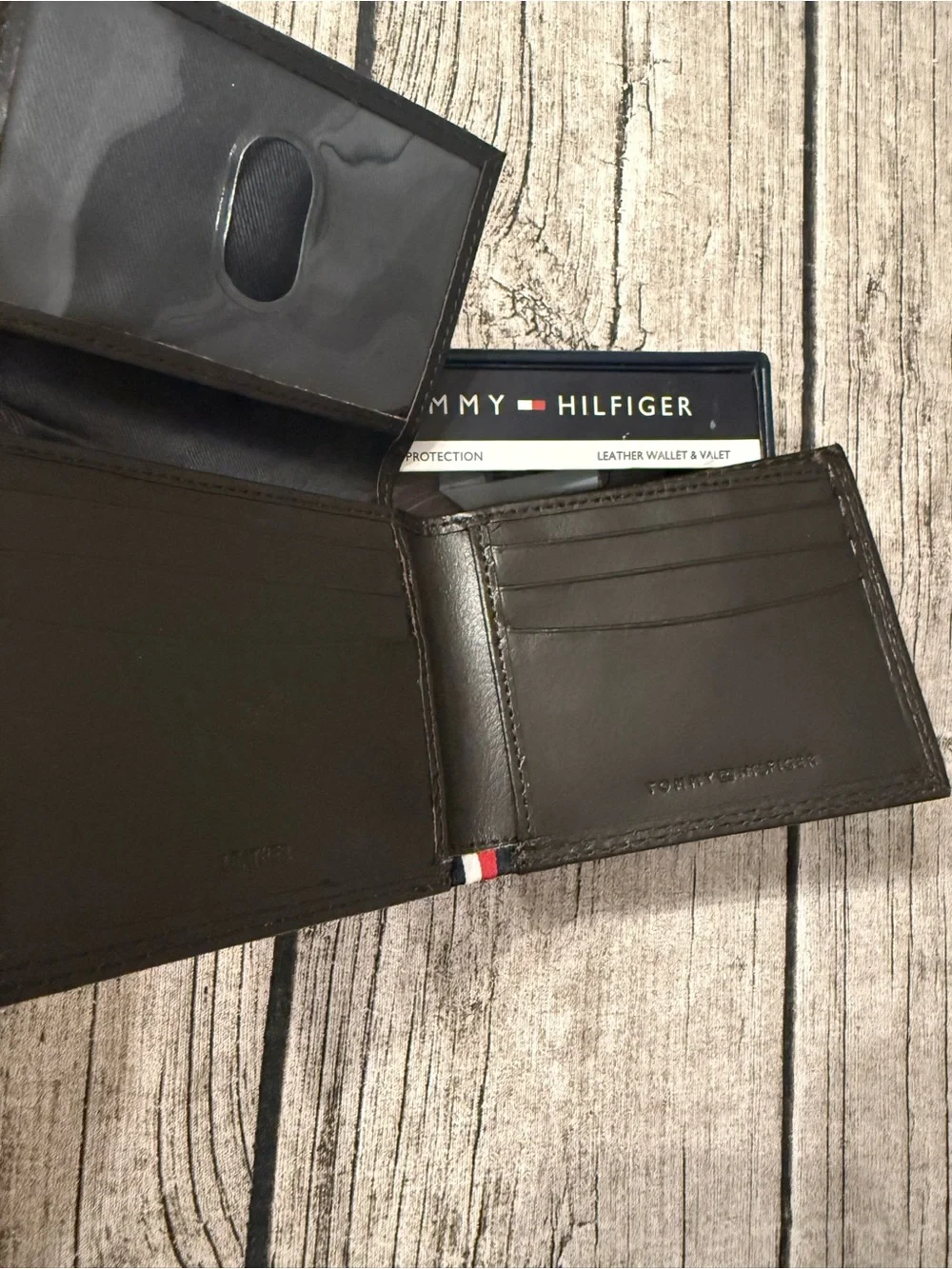 NWT! Tommy Hilfiiger men’s leather wallet and valet. In box, ready to gift!